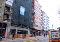 SOKAK KÖPEKLERİ - Çatıda Mahsur Kalan Köpekleri İtfaiye Kurtardı