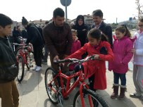 SERDİVAN BELEDİYESİ - Kenan Sofuoğlu, Bisiklet Dağıttı