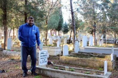 Çocukluğundan Beri Mezarlıkta Yaşıyor