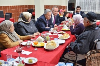 Vali Kahraman Ve Eşi Huzurevi Sakinlerini Yalnız Bırakmadılar