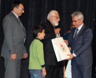 Eşini Kaybeden Yaşlı Adam Kendini Kitaplara Verdi