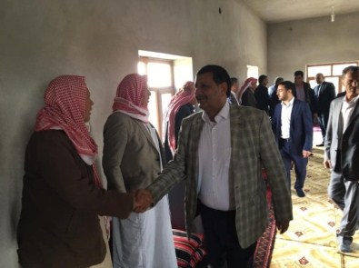 Kapı Kapı Gezerek Başkanlık Sistemini Anlatıyor