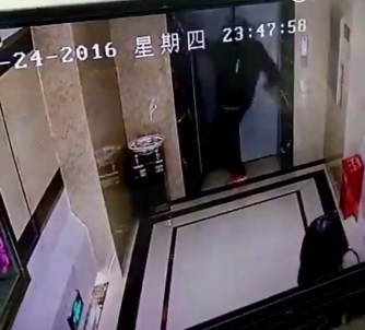 Kapıyı kırdı, asansör boşluğuna düştü!