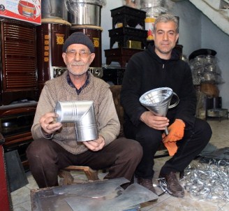 Ekmeklerini 'Tenekeden' Çıkartıyorlar