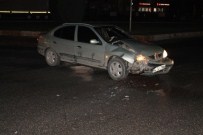 SAKARYA CADDESİ - Sakarya'da Otomobiller Çarpıştı Açıklaması 2 Yaralı