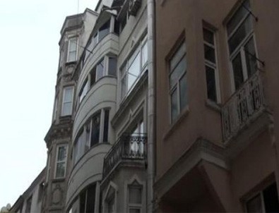 Beyoğlu'nda bir kadın dövülerek öldürüldü