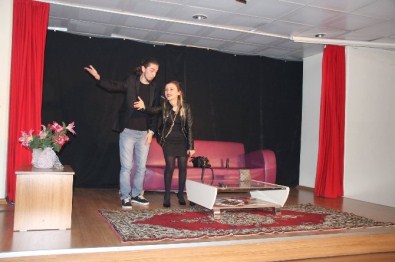 Burhaniye'de Üniversiteli Gençlerden Tiyatro Gösterisi
