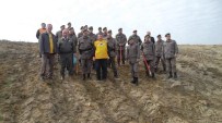 KARAKOL KOMUTANI - Jandarma Ve TEMA Vakfı Gönüllüleri 100 Fidanı Toprakla Buluşturdu