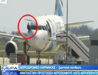 Kaçırılan uçaktan böyle kaçtılar