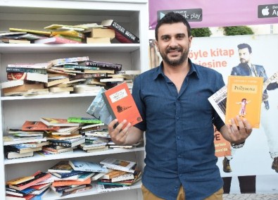 Köy okuluna kütüphane kurdular