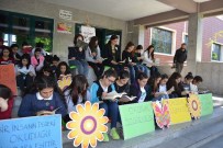 Okul Önünde Kitap Okudular