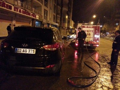Otomobili Benzin Döküp Ateşe Verdiler
