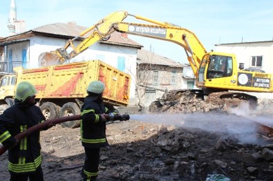 Beyşehir'de İki Ev Yanarak Kül Oldu