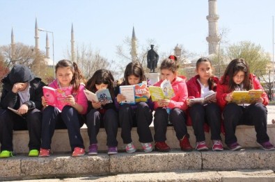 Caddede Kitap Okudular