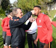 WESLEY SNEIJDER - Donk'a Doğum Günü Sürprizi