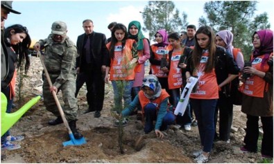 Kilis'te Jandarma, Köy Korucuları Ve Çevrecilerle Birlikte Fidan Dikti