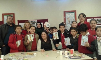 Kütüphaneyi Gezdiler