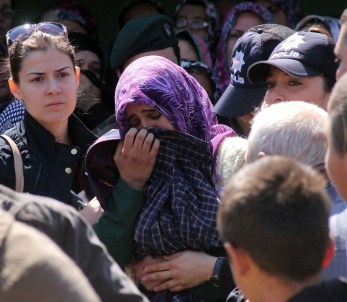 Şehidin Kız Kardeşi 'Bir Mucize Olsun' Diye Ağlayarak, Yürekleri Dağladı