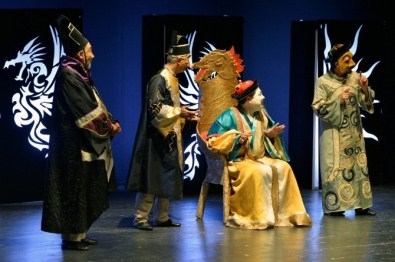 'Turandot Ve Aklayıcılar Kongresi' Tiyatroseverlerle Buluştu