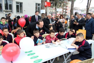 Ünye Meydanda Kitap Okudu