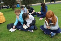 ROMAN YAZARI - Yüzlerce Kişi Sahilde Kitap Okudu