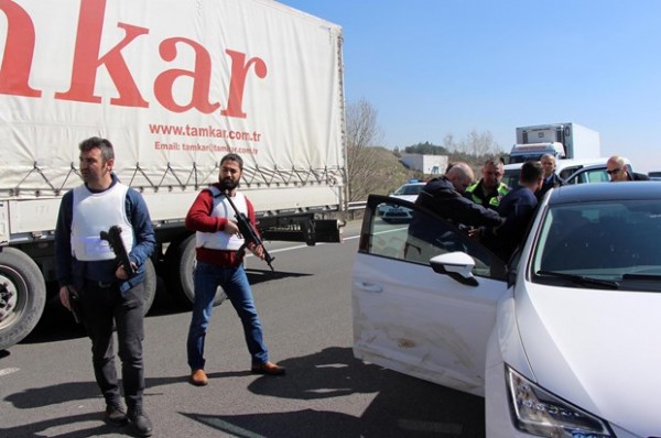 TEM'de ters yöne giren araç panik yarattı