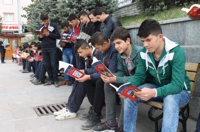 Akdağmadeni İlçesinde Öğrenciler Kitap Okudu