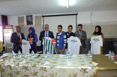 Başkan Çalık, Öğrencilere Kitap Ve Forma Dağıttı