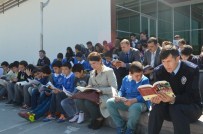 Kula'da 500 Kişi Meydanda Kitap Okudu
