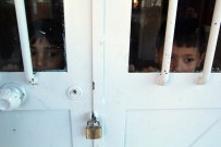 SAKLAMBAÇ - Saklambaç Oynarken Okulda Kilitli Kaldılar