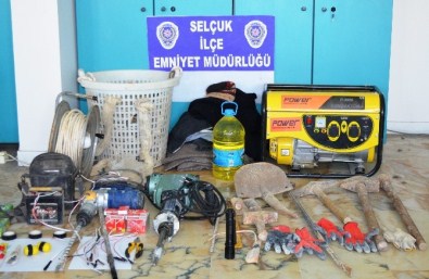 Selçuk'ta Kaçak Tarihi Eser Kazısına Suçüstü