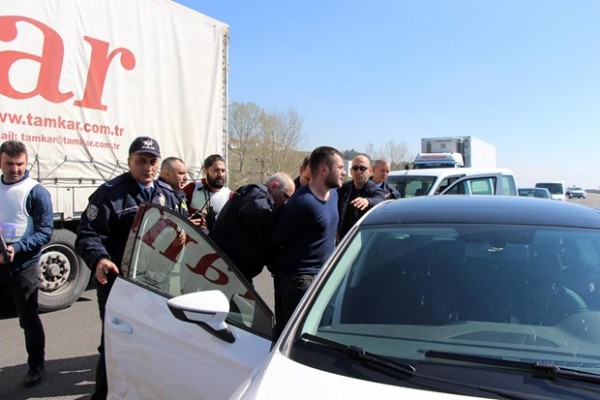 TEM'de ters yöne giren araç panik yarattı