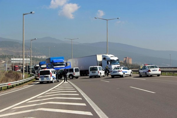 TEM'de ters yöne giren araç panik yarattı