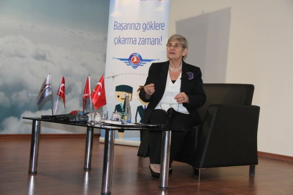 Canan Karatay'dan pilotlara zeytin tavsiyesi