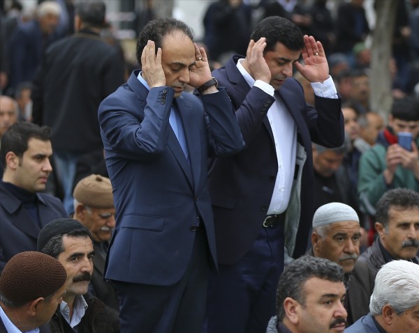 HDP'den Cuma namazı şovu