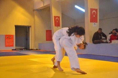 Adana'da Okullarası Yıldızlar Judo Müsabakaları Tamamlandı