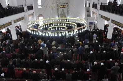 AİBÜ'de 4 Bin 500 Kişilik Cami İbadete Açıldı