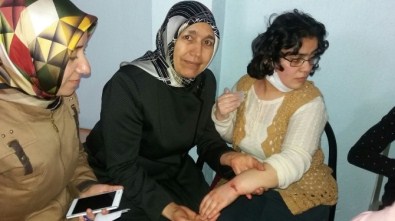 AK Parti Soma Kadın Kolları'ndan 'Sevgi İzi' Projesine Destek