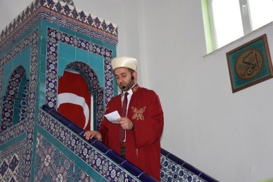 'Cenk Cübbesi' İle Cuma Namazı Kıldırdı