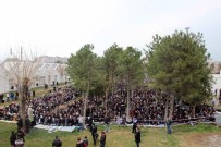 Demirtaş Ve 2 Bin HDP'li Parkta Cuma Namazı Kıldı