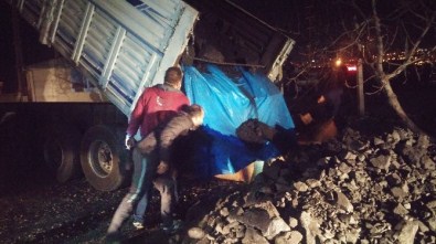 Kömür Yüklü Tır'dan Kaçak Sigara Çıktı