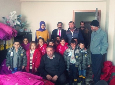 Köyündeki Öğrencilere Mont Ve Kaban Gönderdi