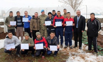 Mehmetçik, Kışlada Meslek Öğreniyor