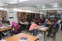 Öğrenciler Kütüphaneye Akın Ediyor