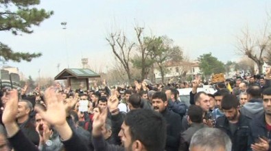 Polis Bu Anonsu Yapınca Vatandaşlar Sessizce Dağıldı