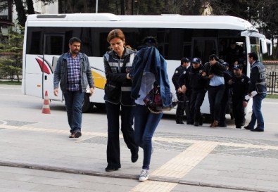 Polisin Arsasını Sahte Kimlik Ve Tapuyla Satmaya Çalışan 5 Kişiden 4'Ü Tutuklandı