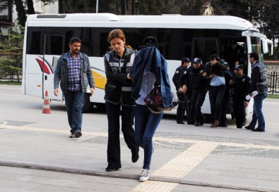 Polisin Arsasını Sahte Kimlik Ve Tapuyla Satmaya Çalıştılar