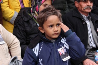 Şehidin Oğlu Açıklaması Babam Büyüdü Büyüdü Kutuya Girdi