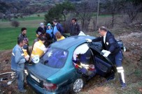 Yoldan Çıkan Otomobil, Tarlaya Uçtu Açıklaması 3 Yaralı