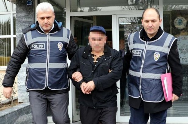 Genç kızı otobüste elle taciz etti!